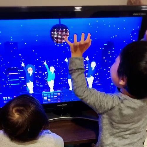 後ろへ下がって を英語で テレビにすぐ近づく子供にひと言 ちりつも英会話